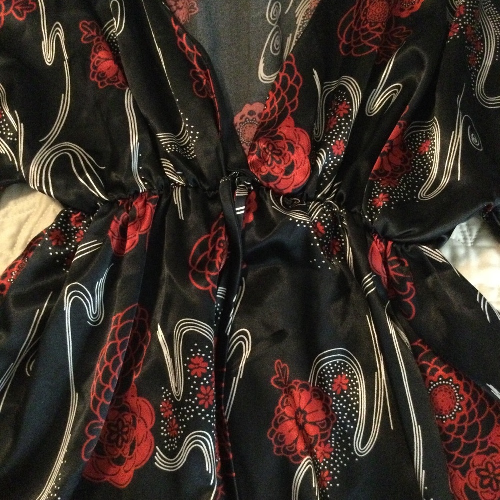 Black and Red Floral Kimono style Top - Picture 6 of 7